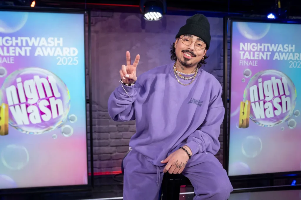Tony Bauer posiert im NightWash club für den NightWash Talent Award 2025.